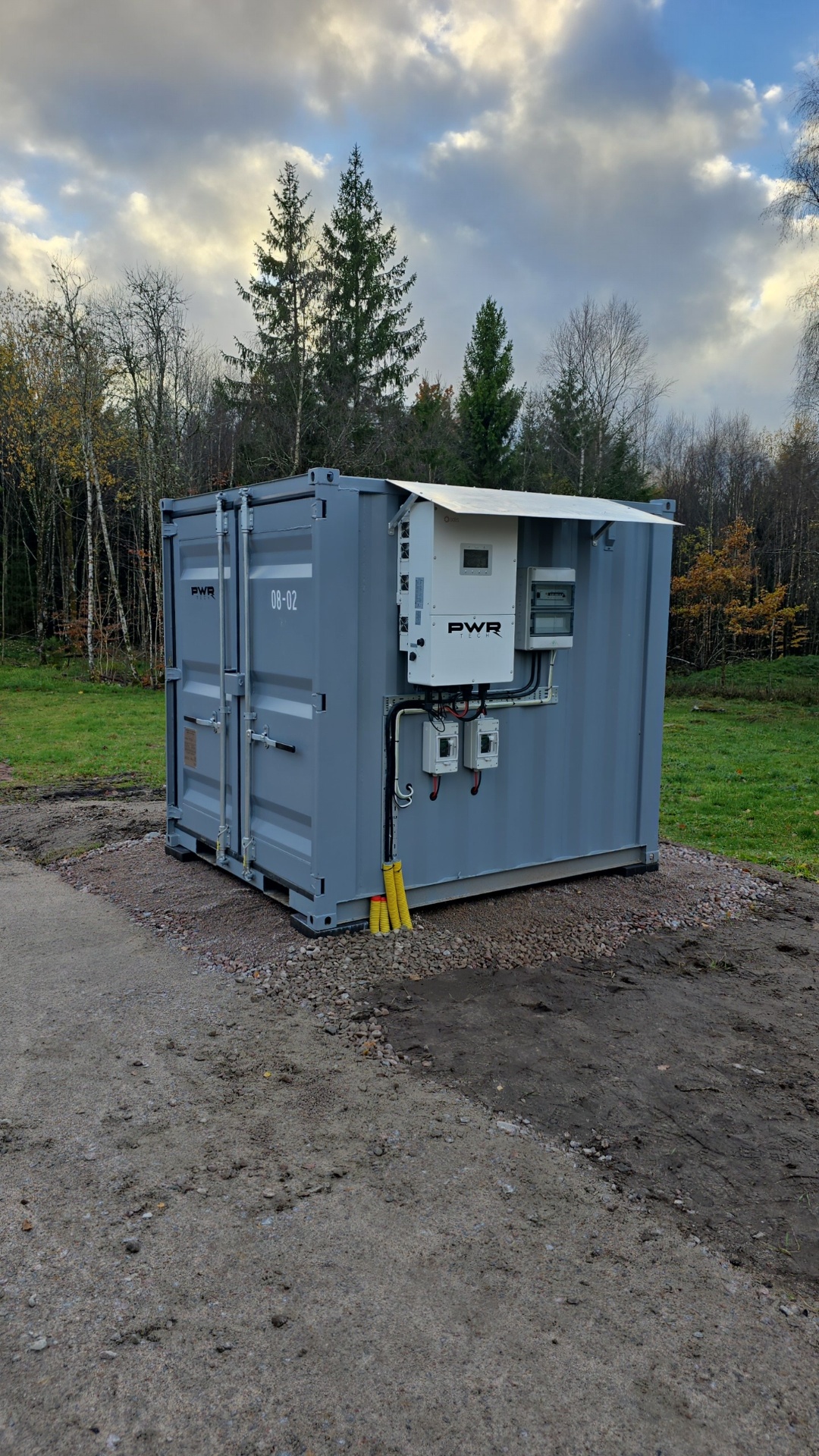 Skarp installation av 156 kWh PWRTech-energilager hos kund, förberedd för 312 kWh