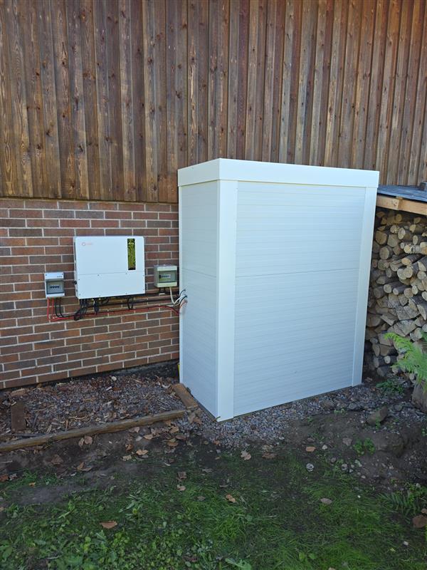 Färdig installation av PWRTech energilager utomhus vid fastighetsvägg